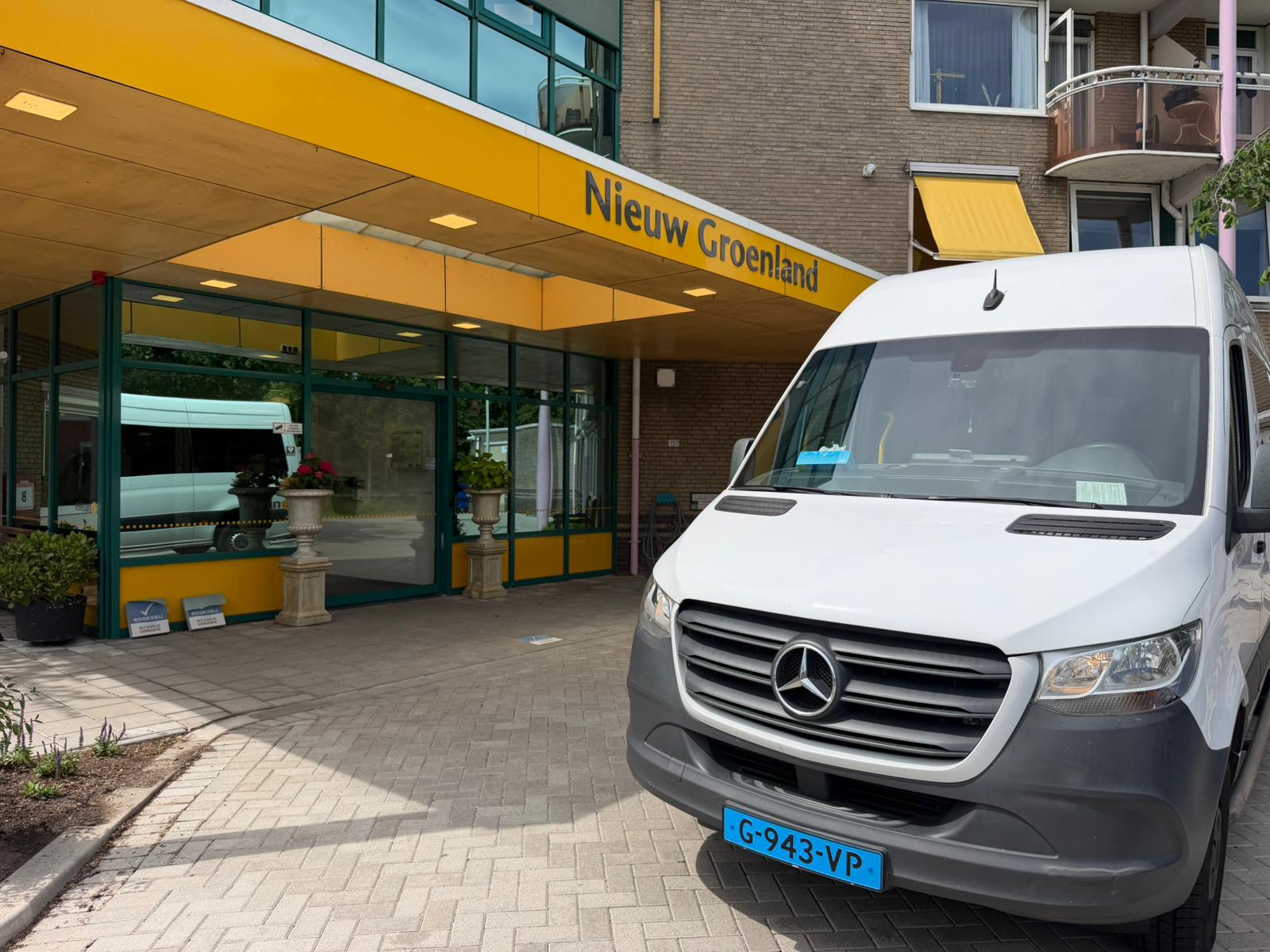 Rolstoelbus voor de ingang van een gebouw
