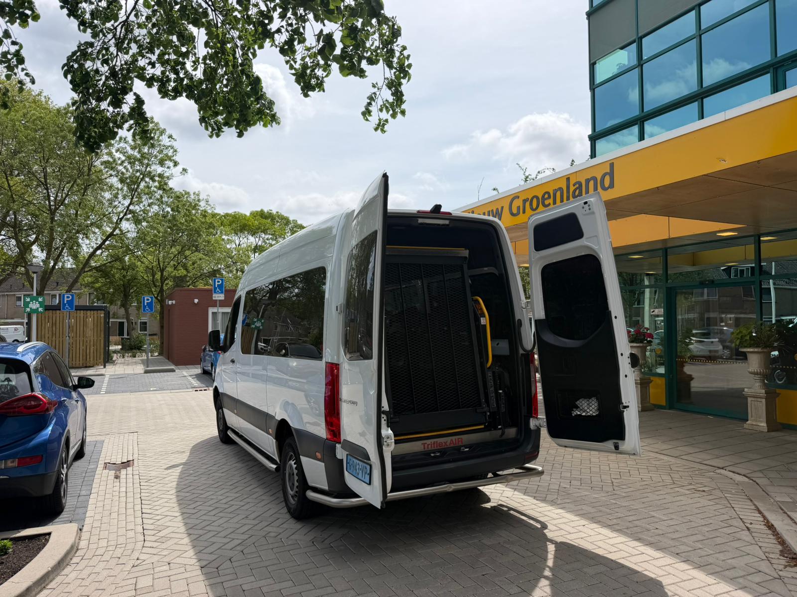 Rolstoelbus met geopende achterdeuren, klaar voor instappen