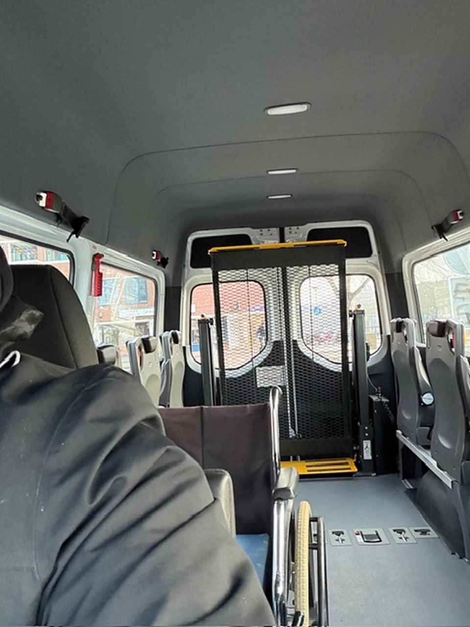 Interieur van de rolstoelbus met rolstoelplaats en laadklep