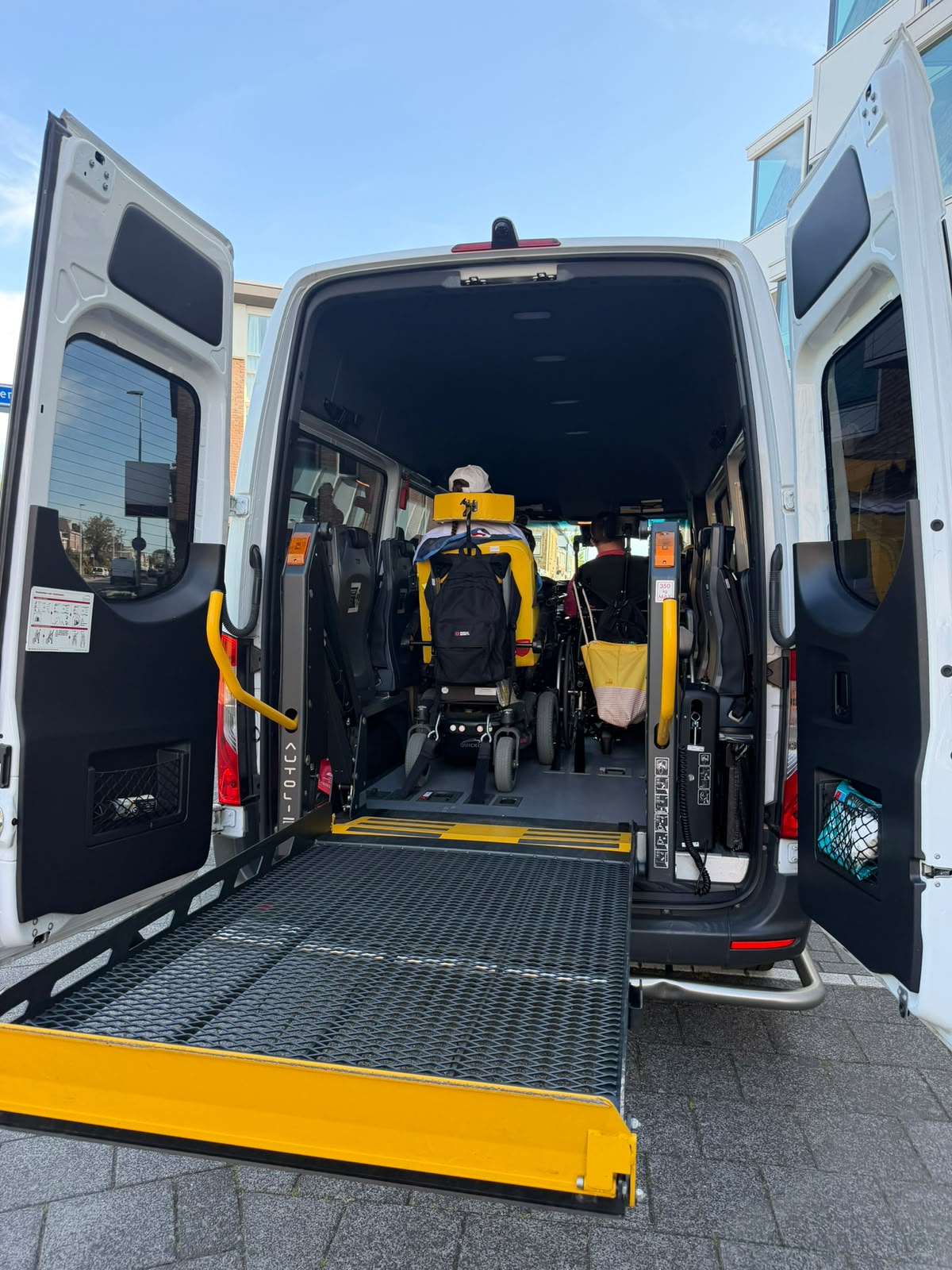 Rolstoel veilig vastgezet in de rolstoelbus