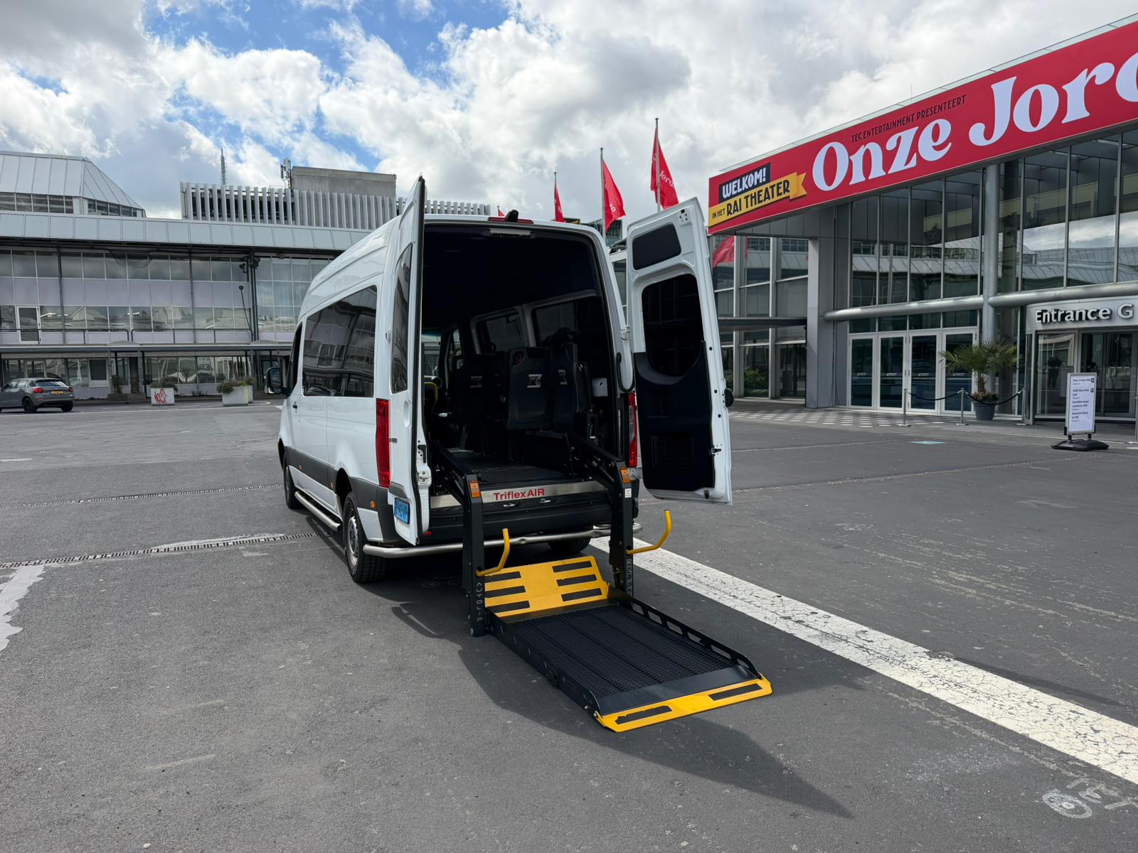 Rolstoelbus met laadklep bij het RAI in Amsterdam