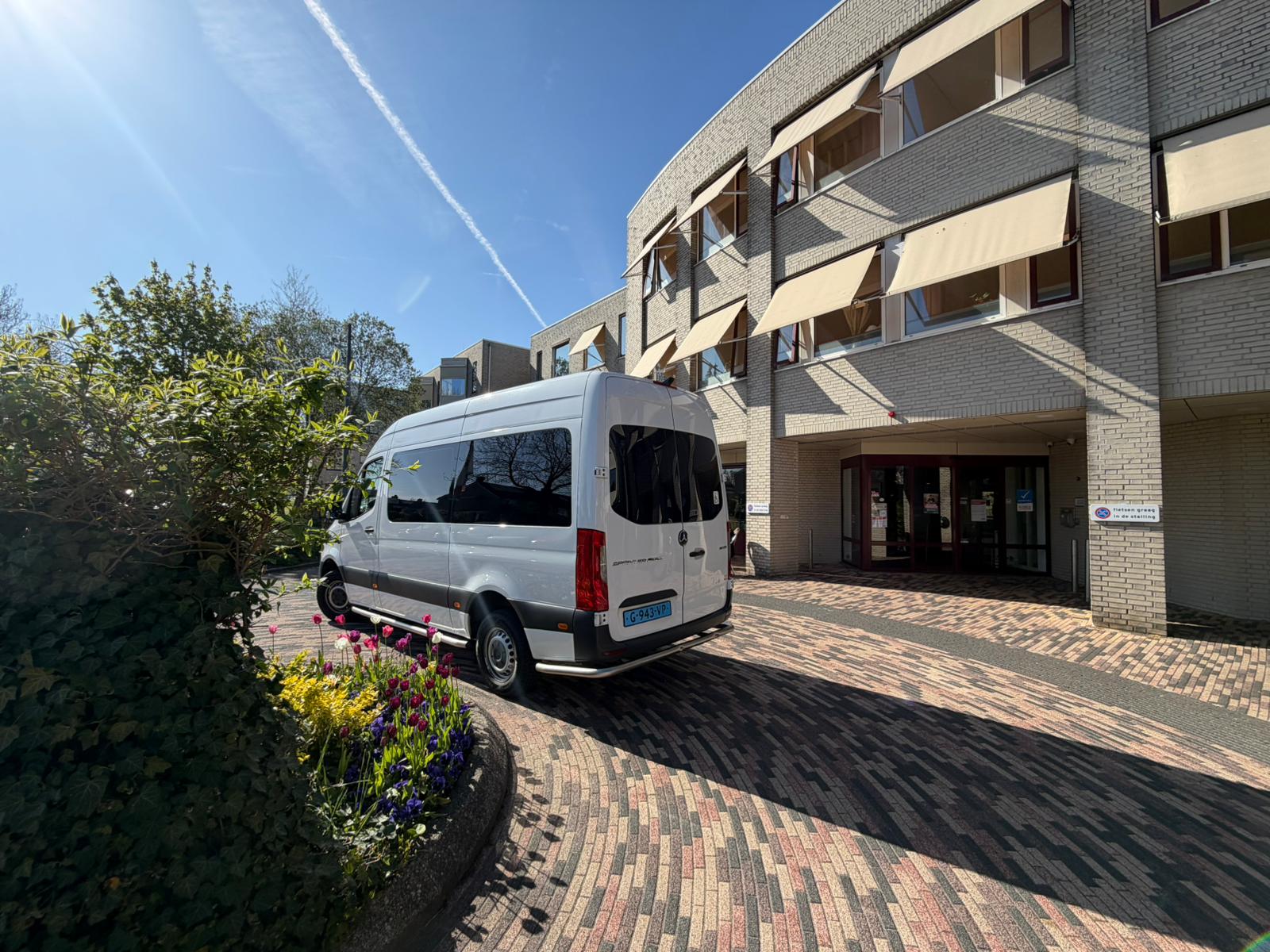 Rolstoelbus voor een woon- en zorggebouw