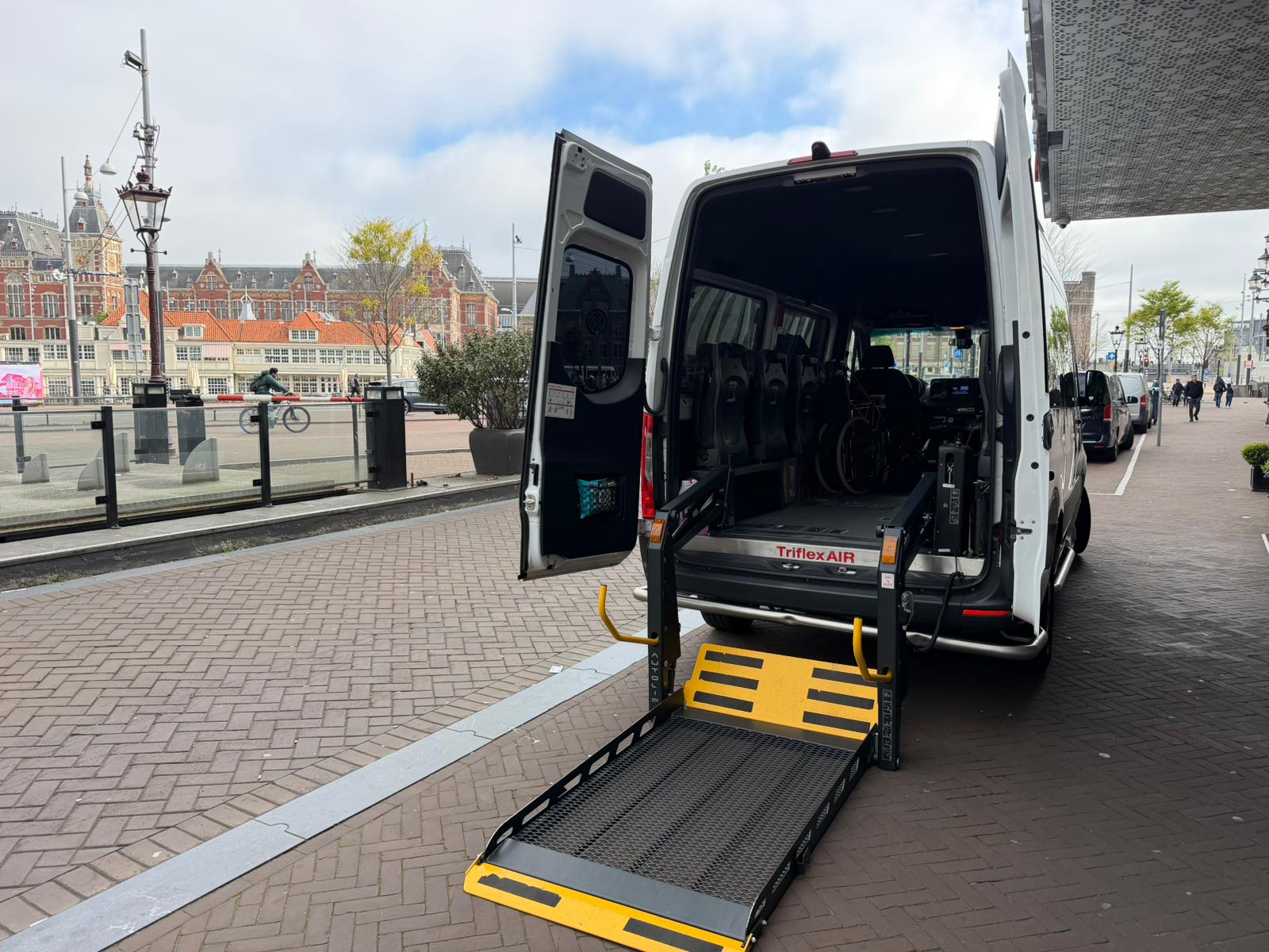 Rolstoelbus met uitgeklapte laadklep in de stad